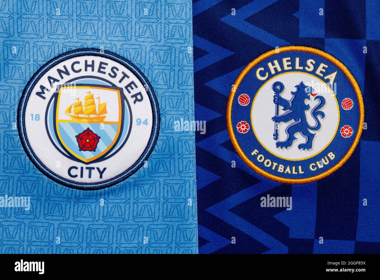 Nahaufnahme des Manchester City & Chelsea FC Vereinswappens. Stockfoto