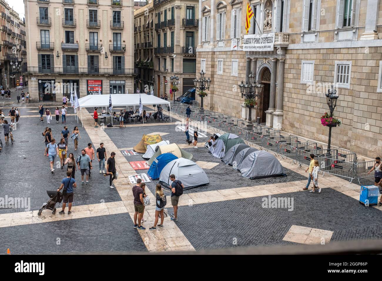 Barcelona, Spanien. September 2021. Die Menschen gehen an dem Zeltlager vorbei, das während eines Streiks auf der Plaza de Sant Jaume errichtet wurde.der zweite Tag des Hungerstreiks auf der Plaza Sant Jaume durch Geschäftsleute und Nachtlebender nach dem TSJC (Supreme Court of Justice of Catalonia) Bestätigte die Argumente der Generalitat de Catalunya, das Nachtleben wegen der sogenannten fünften Welle von Covid19 geschlossen zu halten. Kredit: SOPA Images Limited/Alamy Live Nachrichten Stockfoto
