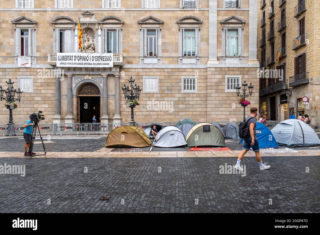 Barcelona, Spanien. September 2021. Zelten, die während eines Hungerstreiks auf der Plaza de Sant Jaume eingerichtet wurden.Zweiter Tag des Hungerstreiks auf der Plaza Sant Jaume durch Geschäftsleute und Nachtlebender nach dem TSJC (Supreme Court of Justice of Catalonia) Bestätigt die Argumente der Generalitat de Catalunya, das Nachtleben wegen der sogenannten fünften Welle von Covid geschlossen zu halten. Kredit: SOPA Images Limited/Alamy Live Nachrichten Stockfoto