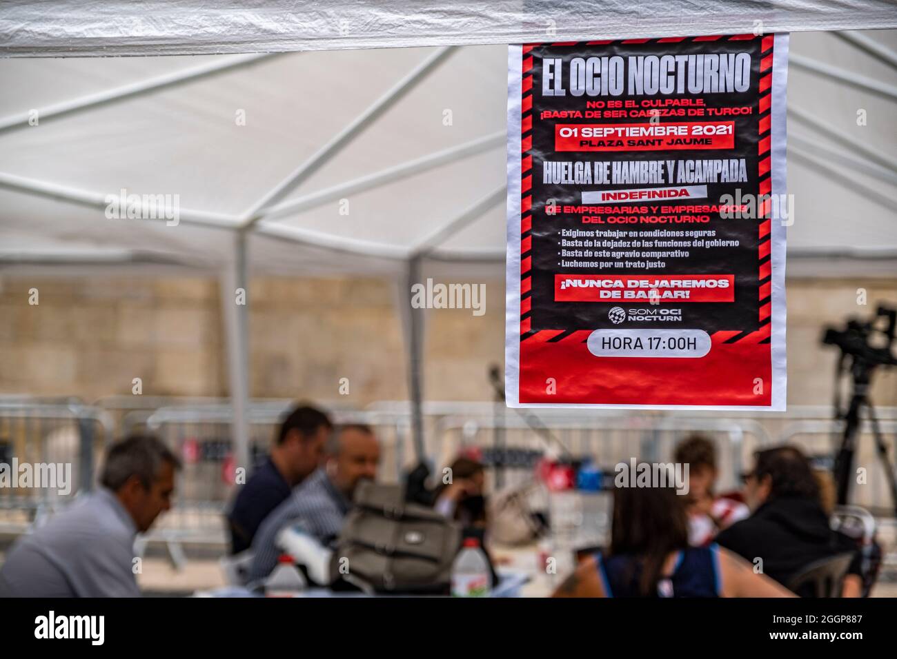 Barcelona, Spanien. September 2021. Ein Plakat, das zu einem unbefristeten Hungerstreik aufruft, ist im Zelt der Streikorganisatoren angebracht.der zweite Tag des Hungerstreiks auf der Plaza Sant Jaume wurde von Geschäftsleuten und NachtarbeiterInnen nach dem TSJC (Supreme Court of Justice of Catalonia) Bestätigte die Argumente der Generalitat de Catalunya, das Nachtleben wegen der sogenannten fünften Welle von Covid19 geschlossen zu halten. Kredit: SOPA Images Limited/Alamy Live Nachrichten Stockfoto
