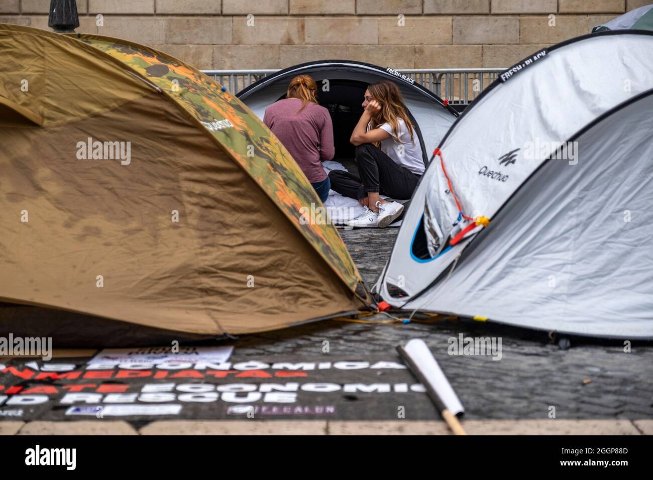 Barcelona, Spanien. September 2021. Streikende werden in den Zelten gesehen, die während eines Streiks auf der Plaza de Sant Jaume installiert wurden.Zweiter Tag des Hungerstreiks auf der Plaza Sant Jaume von Geschäftsleuten und Nachtlebenlern nach dem TSJC (Supreme Court of Justice of Catalonia) Bestätigte die Argumente der Generalitat de Catalunya, das Nachtleben wegen der sogenannten fünften Welle von Covid19 geschlossen zu halten. Kredit: SOPA Images Limited/Alamy Live Nachrichten Stockfoto