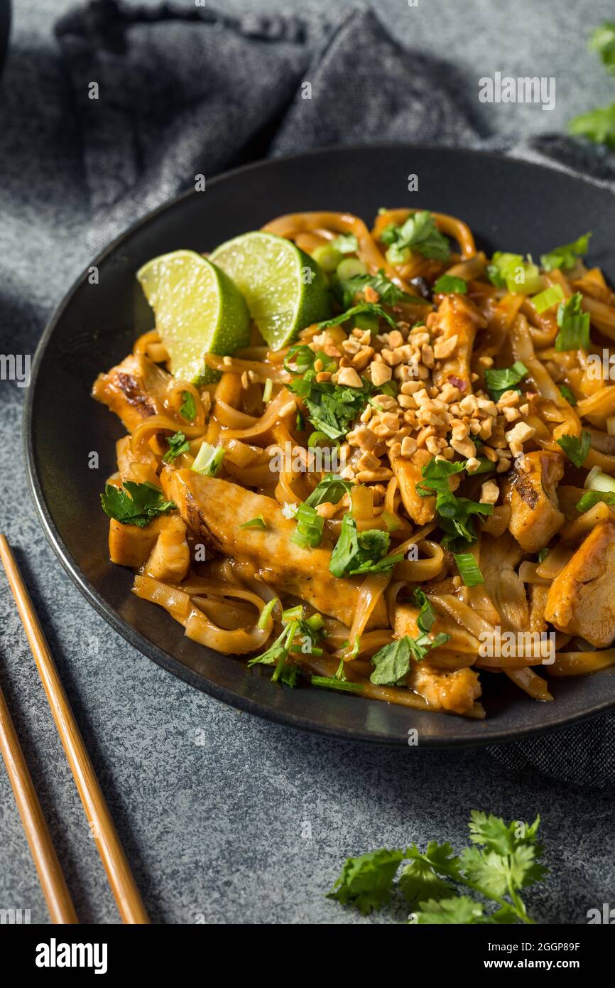 Hausgemachte asiatische Chicken Pad Thai mit Limette und Erdnüssen Stockfoto