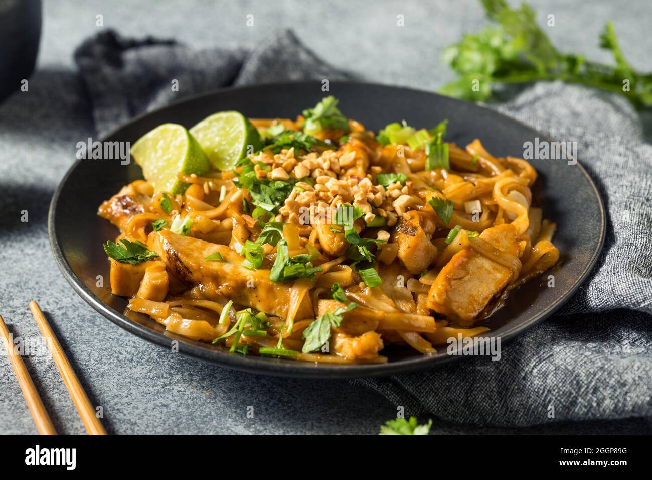 Hausgemachte asiatische Chicken Pad Thai mit Limette und Erdnüssen Stockfoto