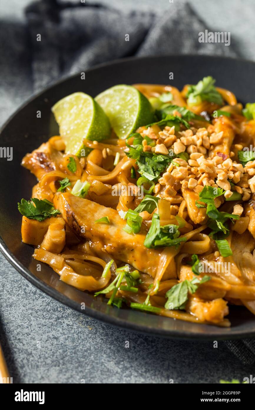 Hausgemachte asiatische Chicken Pad Thai mit Limette und Erdnüssen Stockfoto