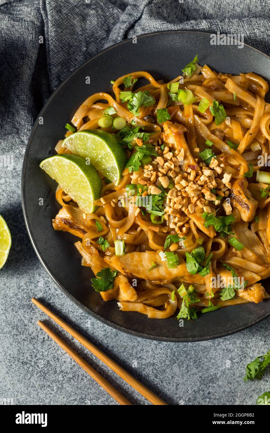 Hausgemachte asiatische Chicken Pad Thai mit Limette und Erdnüssen Stockfoto