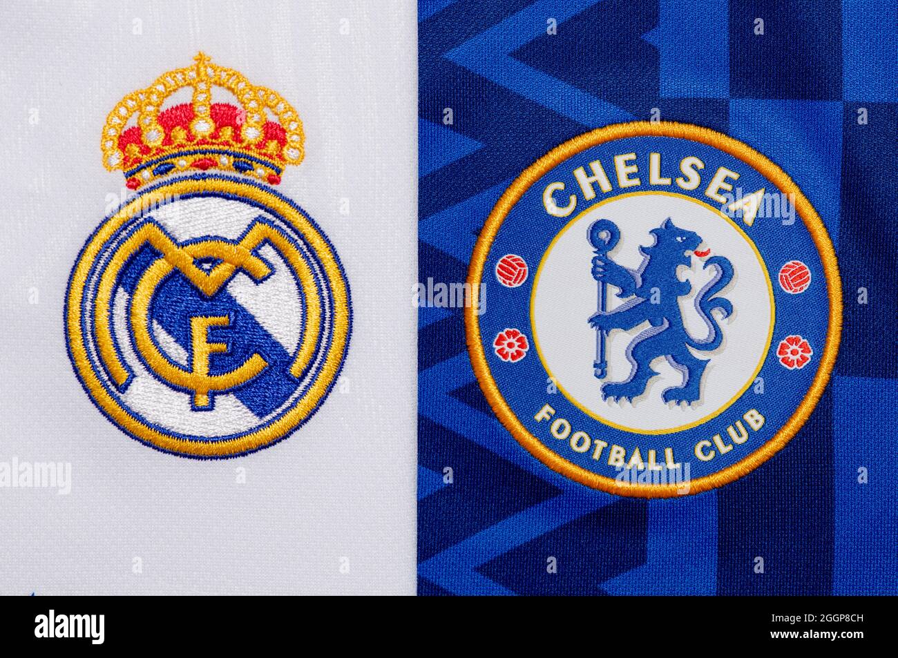 Nahaufnahme des Vereinswappens von Real Madrid & Chelsea FC. Stockfoto