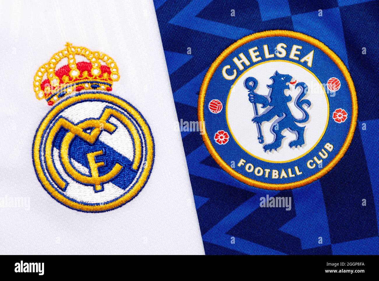 Nahaufnahme des Vereinswappens von Real Madrid & Chelsea FC. Stockfoto