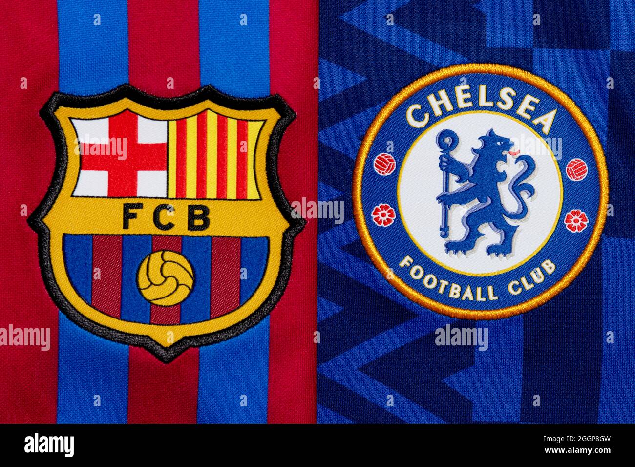 Nahaufnahme des Vereinswappens von Barcelona und Chelsea Stockfoto
