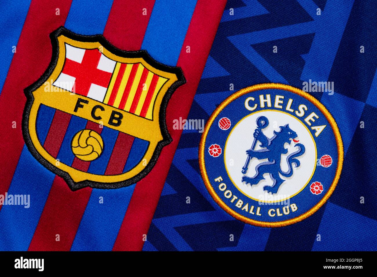 Nahaufnahme des Vereinswappens von Barcelona und Chelsea Stockfoto