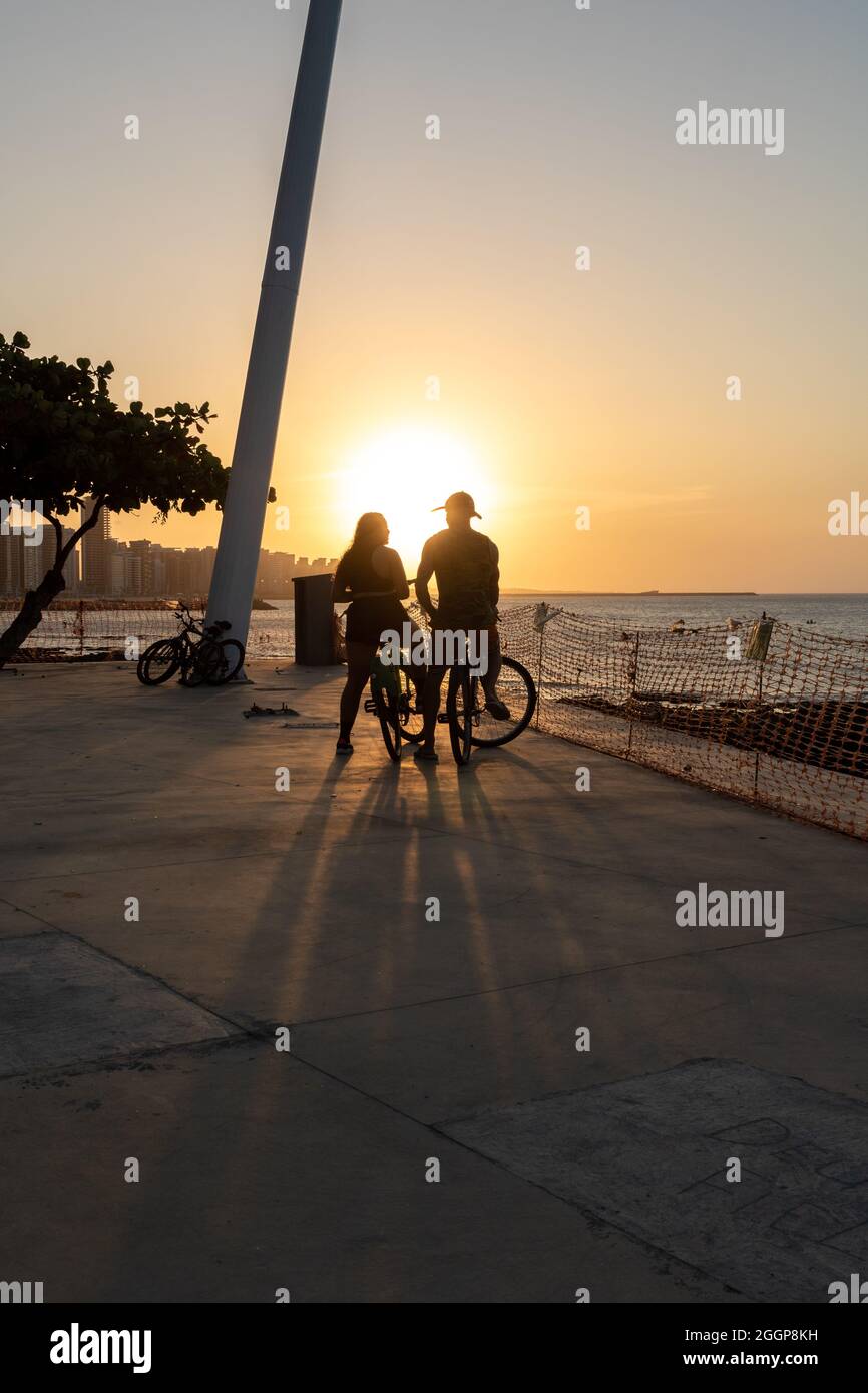 Junges Radlerpaar genießt den Sonnenuntergang in Fortaleza Ceara Brasilien Stockfoto