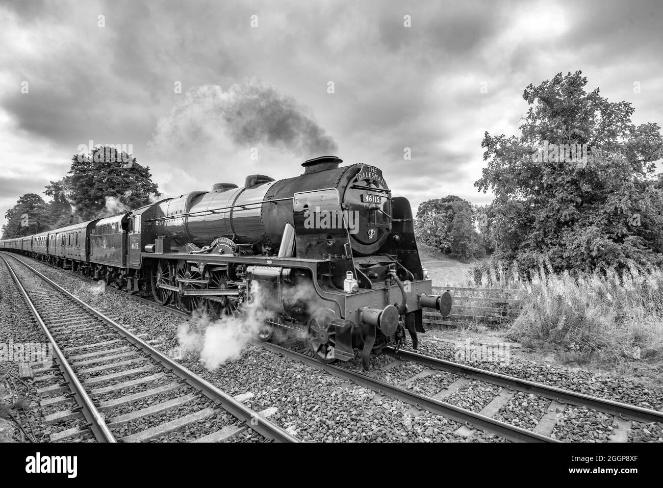 Scots Guardsman 46115 Dampflokomotive, die am 2. September 2021 durch Long Preston fährt Stockfoto