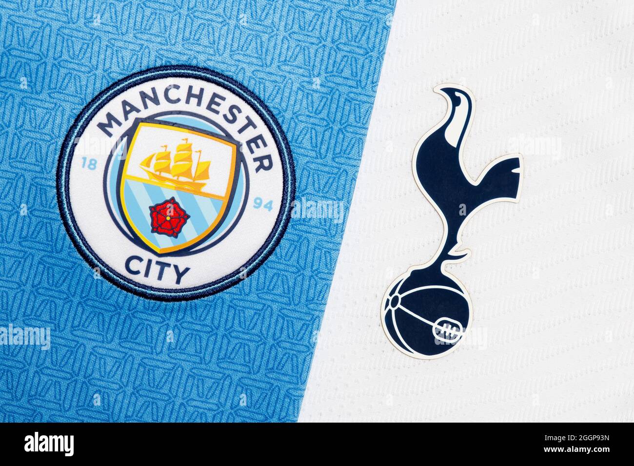 Nahaufnahme des Manchester City & Tottenham Hotspur Clubkamms. Stockfoto