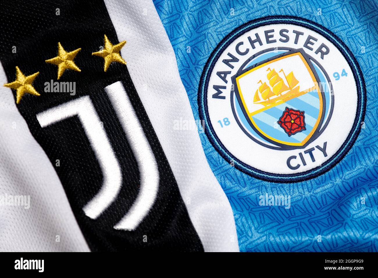 Nahaufnahme des Juventus- und Manchester City-Vereinswappens. Stockfoto