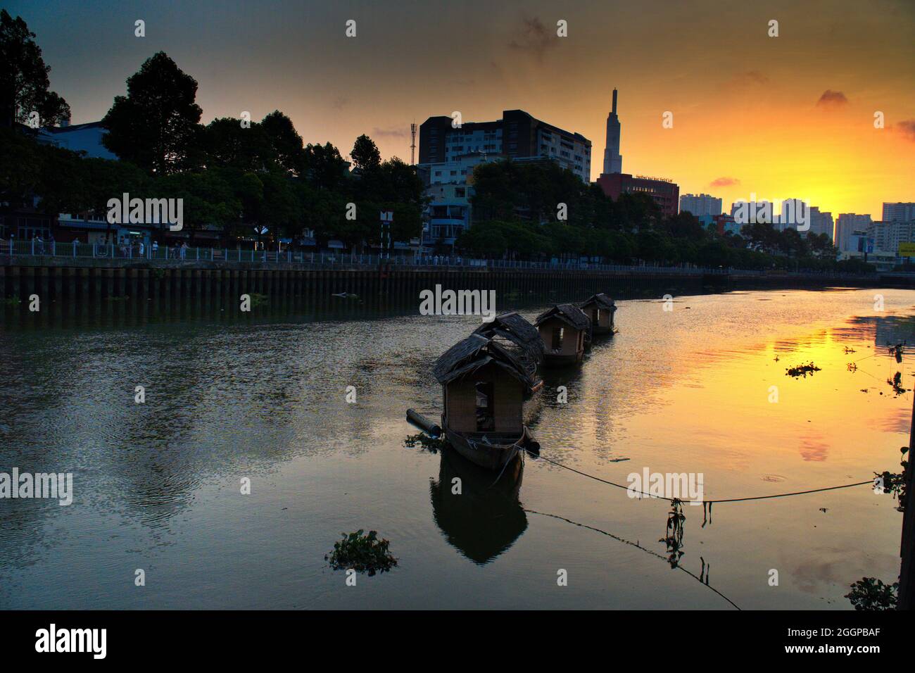 Schwimmende Flusshütten und Skyline von Saigon bei Sonnenuntergang, Ho-Chi-Minh-Stadt, Vietnam Stockfoto