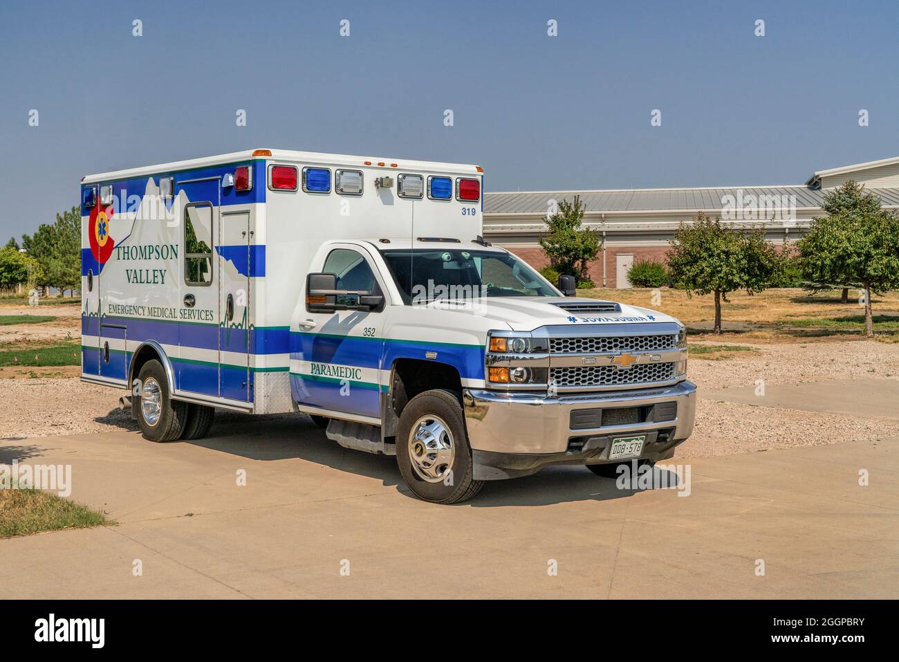 Loveland, CO, USA - 29. August 2021: Ambulanz von Thompson Valley Emergency Medical Services parkte während der Veranstaltung auf dem Messegelände. Stockfoto