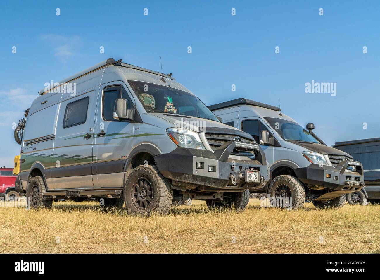 Loveland, CO, USA - 29. August 2021: Zwei Winnebago Revel Wohnmobil mit modifizierten vorderen Stoßfängern auf der Overland Expo Mountain West. Stockfoto