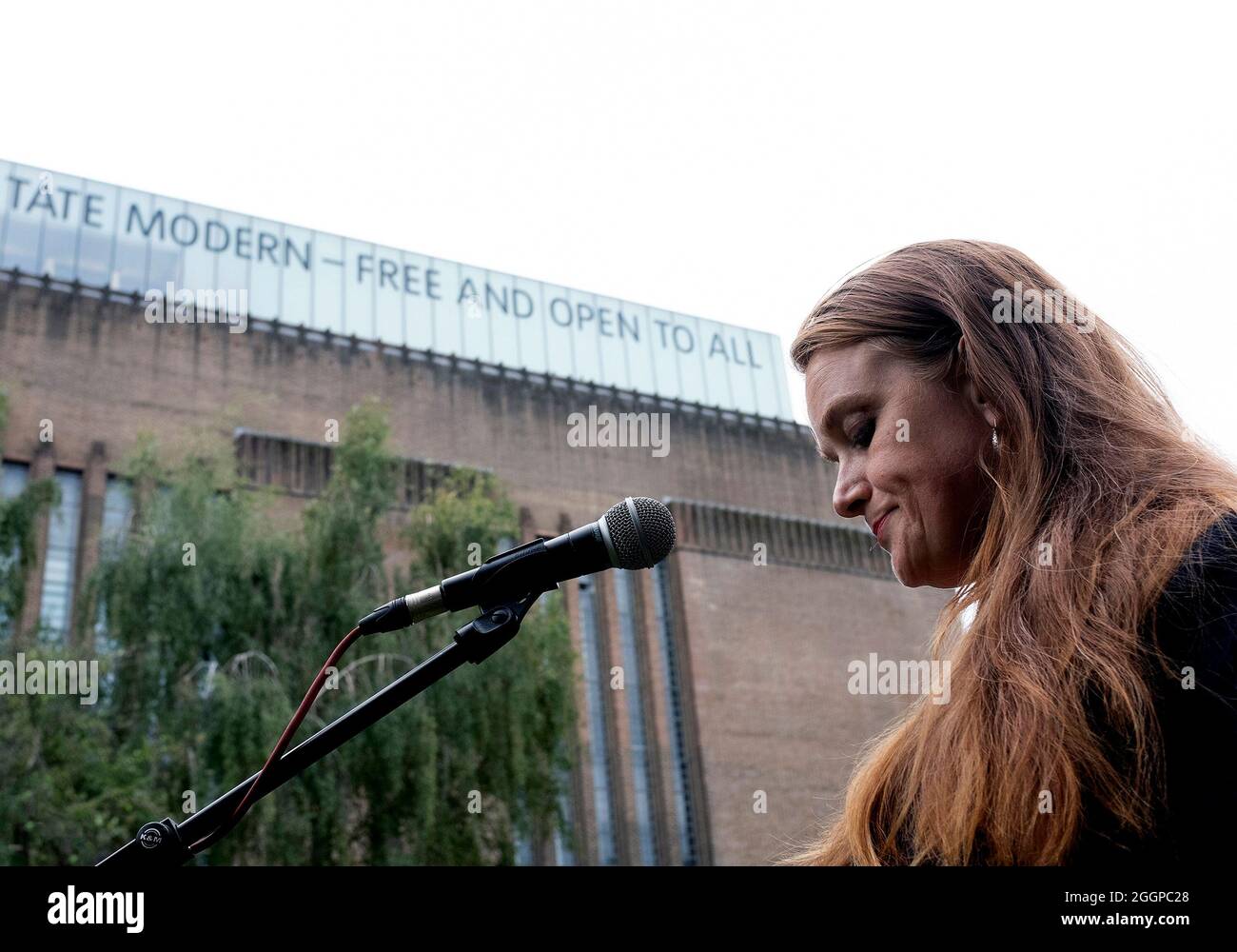 Eine Rednerin nimmt sich einen Moment Zeit, während sich Protestierenden vor dem Aussterben vor der Tate Modern versammeln Rebellions Massenfreitagsdemonstration am elften Tag ihrer Impossible Rebellion-Proteste in London, Großbritannien, am 2. September 2021. Stockfoto