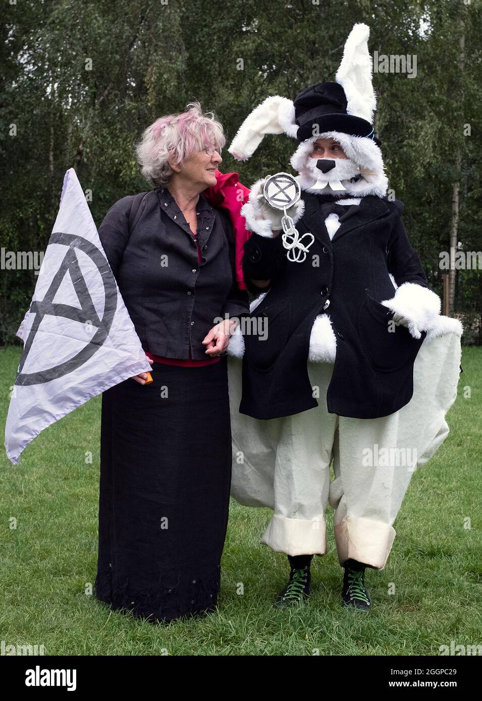 Zwei Demonstranten, einer davon als Kaninchen gekleidet, im Bild, als sich die Demonstranten vor dem Aussterben vor der Tate Modern versammeln Rebellions Massenfreistellungs-Protest am elften Tag ihrer Impossible Rebellion-Proteste in London, Großbritannien, am 2. September 2021. Stockfoto