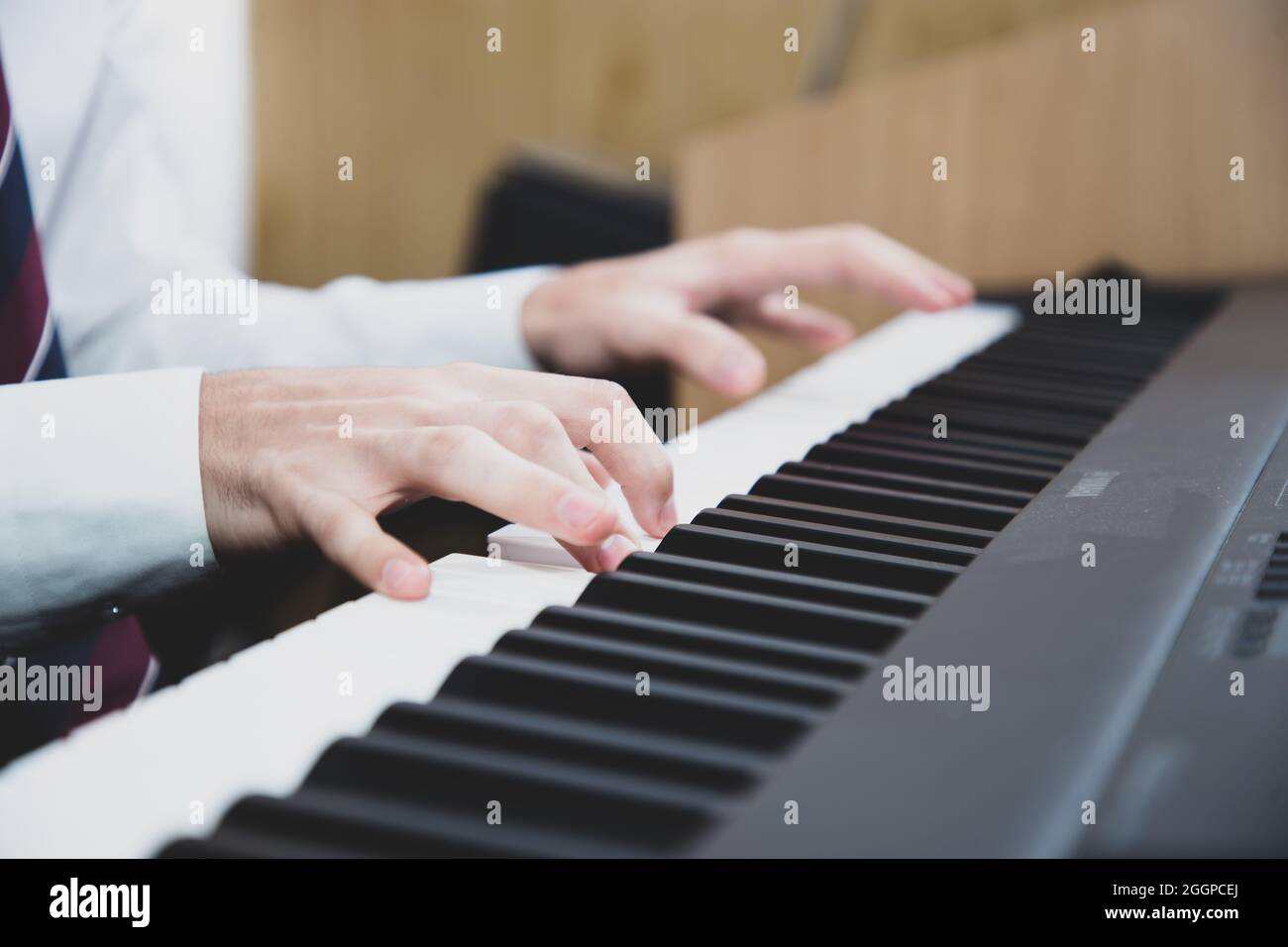 Nahaufnahme der Hände, die Klavier spielen Stockfoto