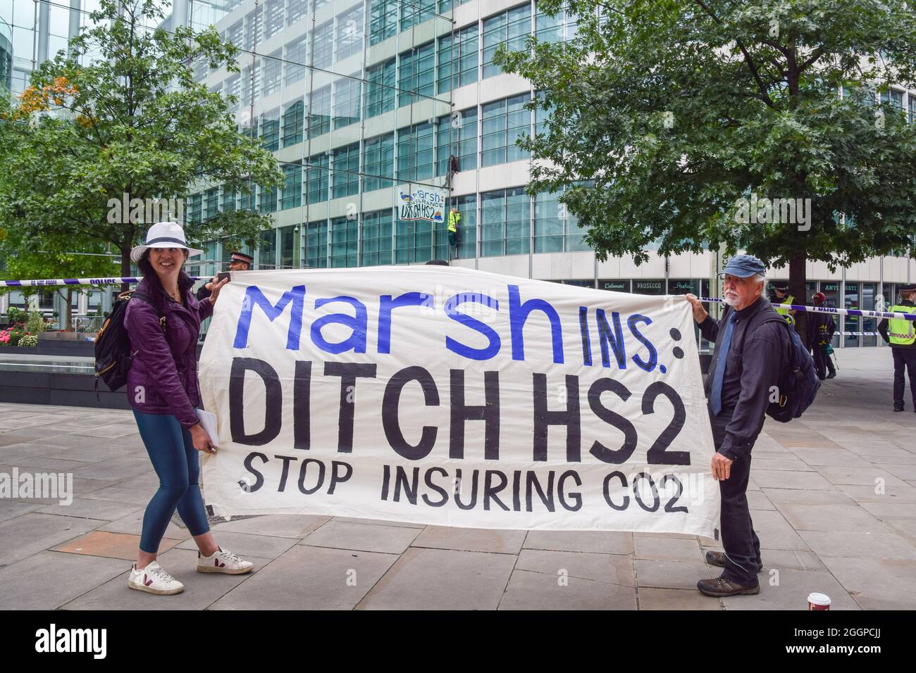 London, Großbritannien. September 2021. Demonstranten halten ein Banner, in dem sie fordern, dass Marsh Insurance während der Demonstration die Versicherung von HS2 einstellt.zwei Demonstranten bestiegen die Marsh Insurance Offices in der City of London und forderten, dass sie die Versicherung des HS2-Eisenbahnsystems (High Speed 2) einstellen. (Foto: Vuk Valcic/SOPA Images/Sipa USA) Quelle: SIPA USA/Alamy Live News Stockfoto