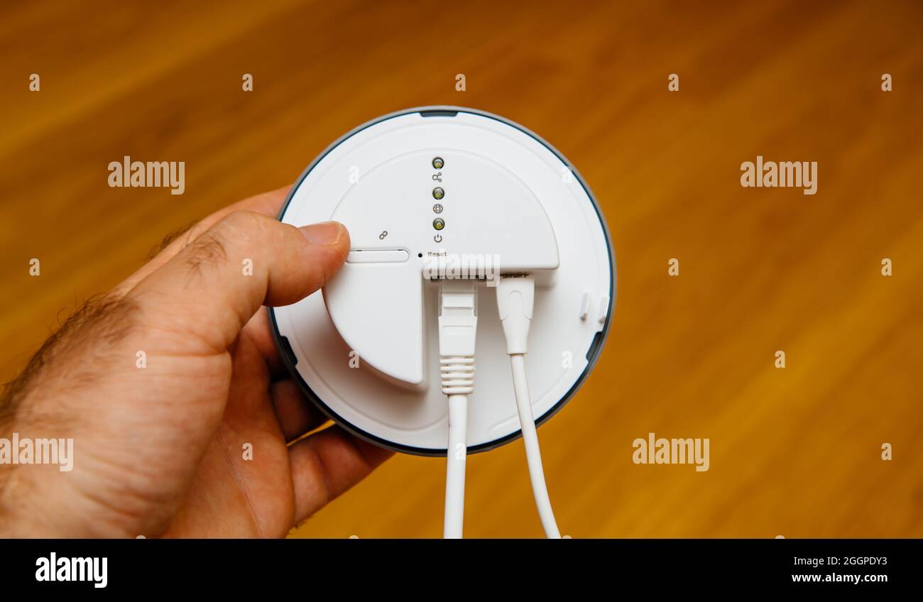POV männliche Hand mit neuem IKEA Tradfri Gateway Stockfoto