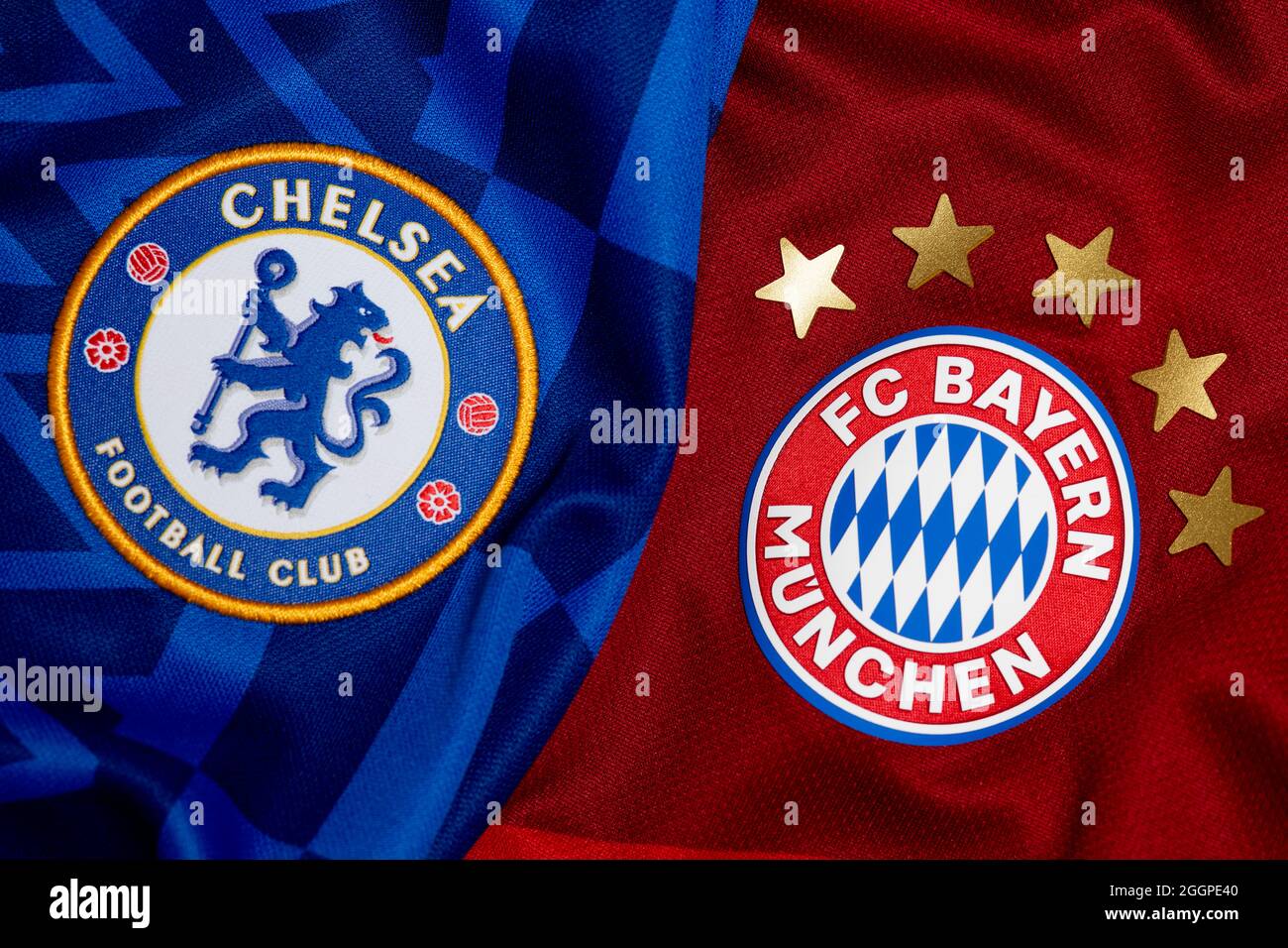 Nahaufnahme des Vereinswappens von Chelsea & Bayern München. Stockfoto