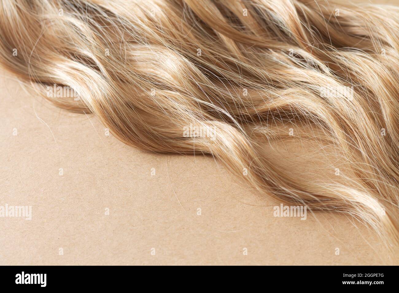 Textur von natürlichen langen blonden welligen Haaren. Haarschnitt,  Styling, Pflege oder Erweiterung Konzept. Speicherplatz kopieren  Stockfotografie - Alamy