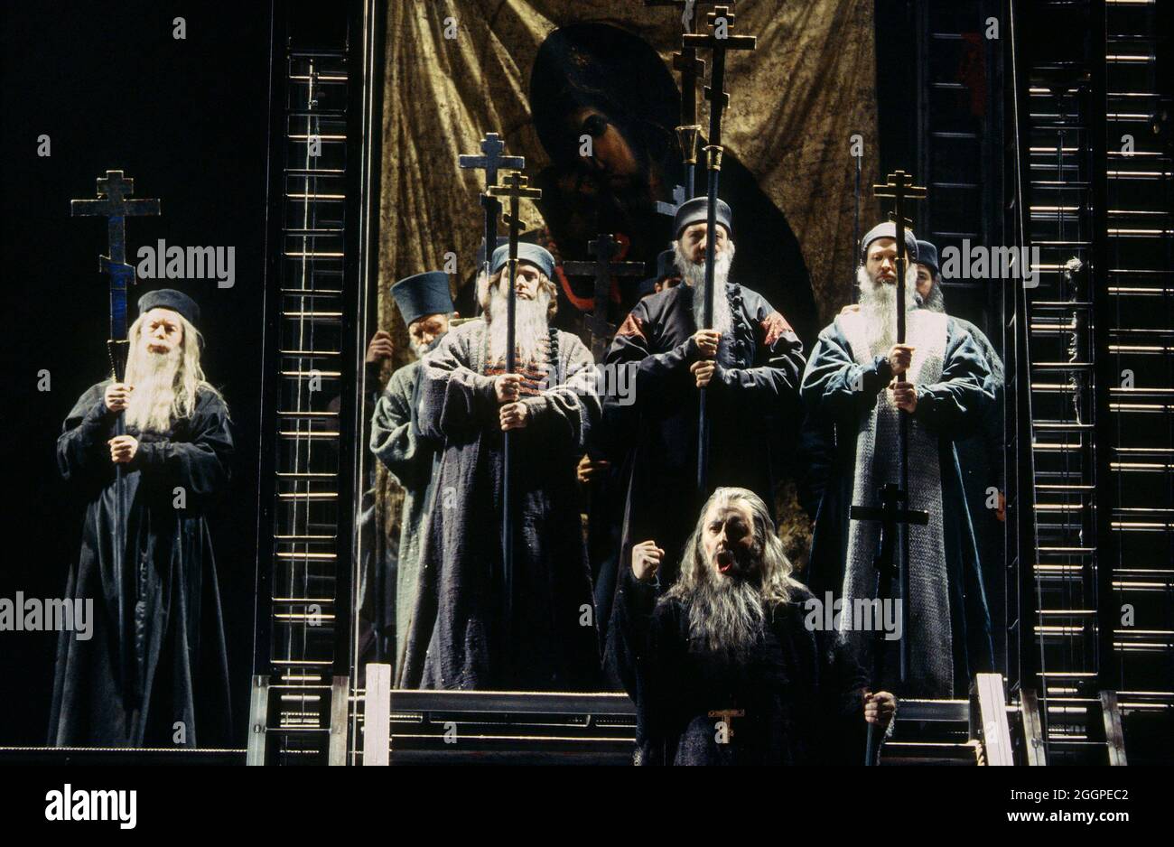 Front Centre: Gwynne Howell (Dosifey) with Fellow Old Believers in KHOVANSHCHINA performed by English National Opera (ENO) at the London Coliseum, London WC2 24/11/1994 Music & Libretto: Modest Mussorgsky Besetzung: Dmitri Schostakowitsch Leitung: Sian Edwards Gestaltung: Alison Chitty Beleuchtung: Paul Pyant Choreografin: Lea Anderson Regie: Cézanne Zambello Stockfoto