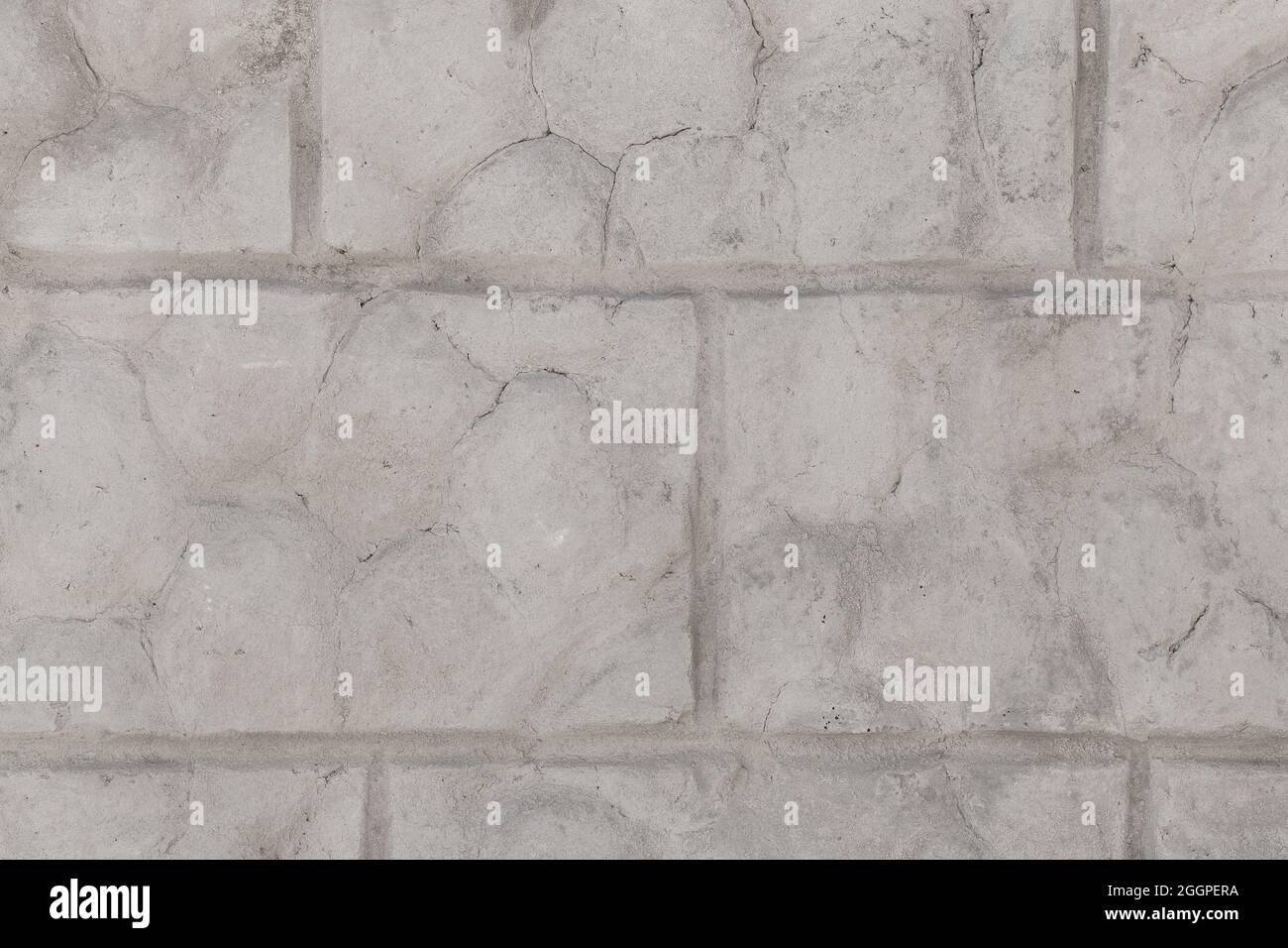 Verwitterte Backstein alten grauen gebrochenen Wand mit Rissen Textur beschädigt Stein Hintergrund. Stockfoto