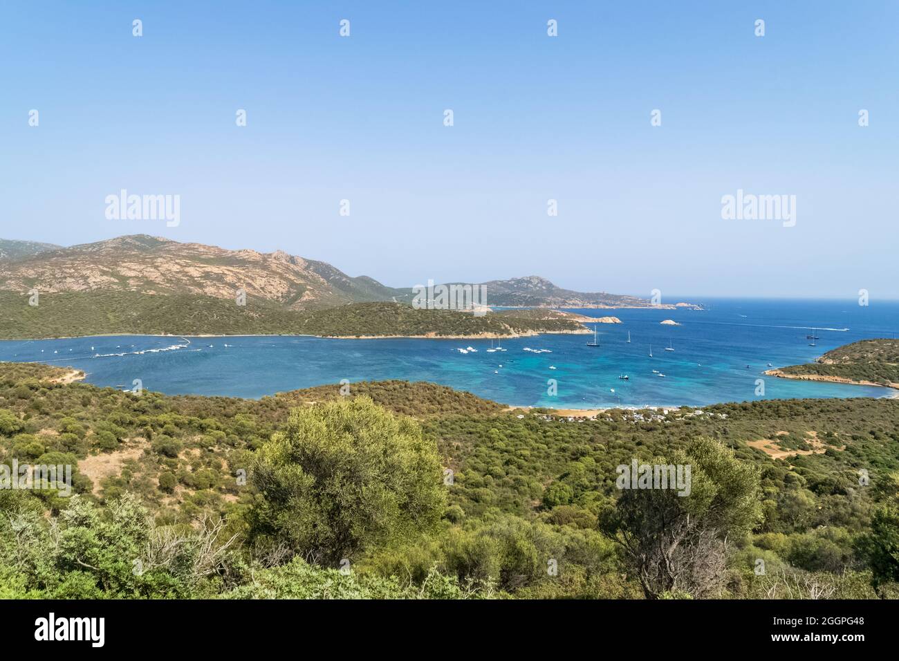 Panoramablick auf die wunderschöne südliche Küste Sardiniens, Teulada, Italien. Beachten Sie die schönen türkisfarbenen Farben des Meeres im Gegensatz zu den Farben o Stockfoto