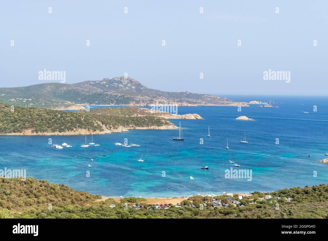 Panoramablick auf die wunderschöne südliche Küste Sardiniens, Teulada, Italien. Beachten Sie die schönen türkisfarbenen Farben des Meeres im Gegensatz zu den Farben o Stockfoto