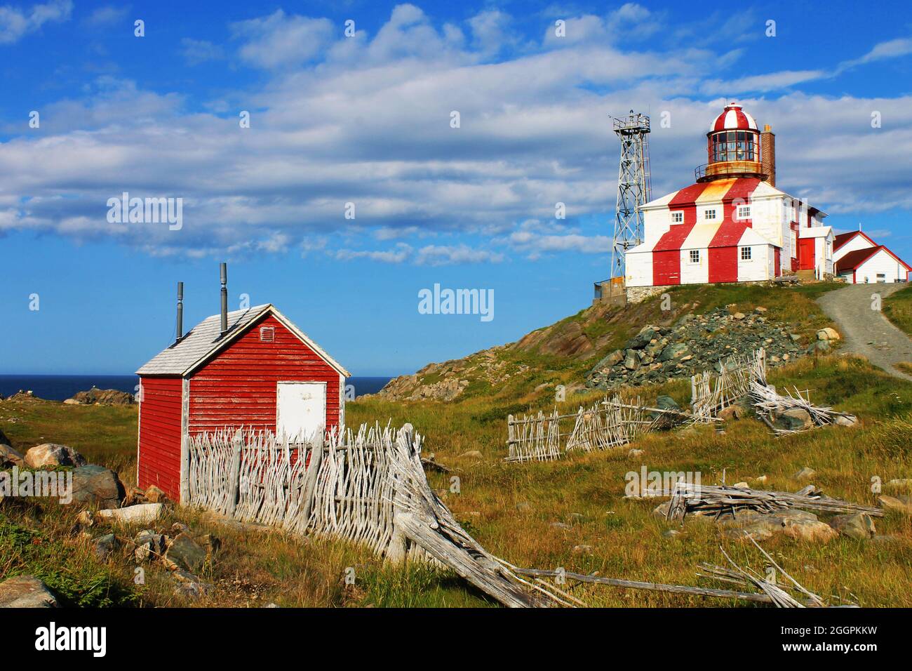 Architektur, atlantischer Ozean, Leuchtfeuer, blau, bonavista Bucht, bonavista Halbinsel, Gebäude, Gebäude außen, Klippe, Wolke - Himmel, Küstenlinie, Kopierbereich Stockfoto