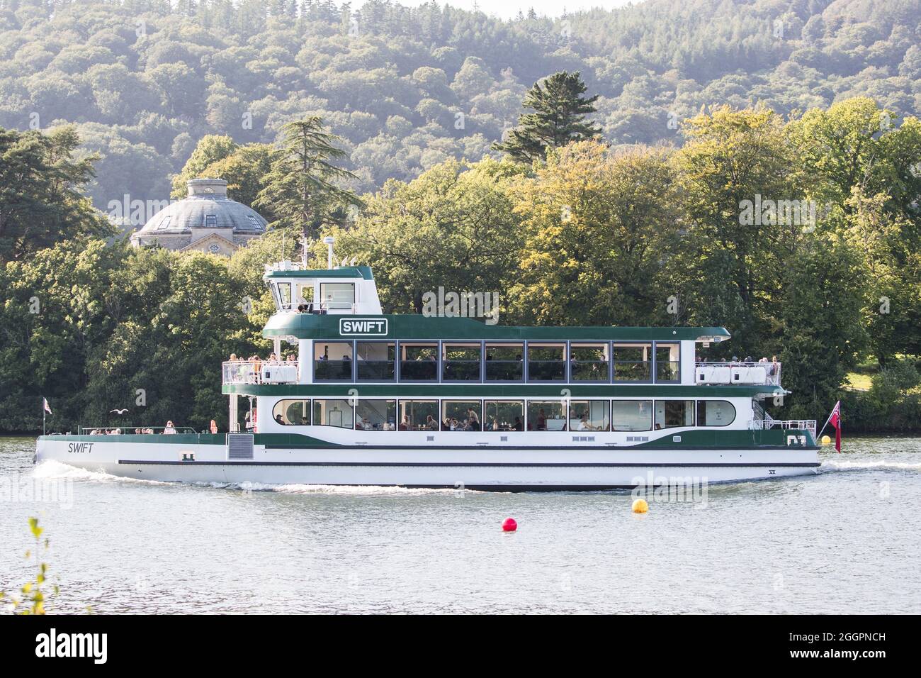 Lake Windermere .Cumbria . 2. September 2021 UK Wetter .Heller sonniger Nachmittag bringt Touristen & Handwerk aller Größen und Alter, von Paddle Boards zum Passagierdampfer die Tern 125 Jahre alt zum neuen Passagierkreuzer der Swift 1year old in Lockdown gebaut . Kredit: Gordon Shoosmith/Alamy Live Nachrichten Stockfoto