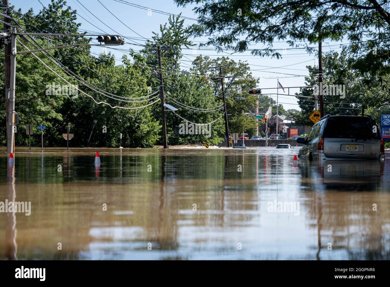 New Jersey, USA. 2. September 2021: Nach den sintflutartigen Regenfällen der Regimen von Ida in Lodi, New Jersey, am 2. September 2021, sind die Straßen mit überlaufendem Wasser überflutet. (Bild: © Michael Candelori/ZUMA Press Wire) Bild: ZUMA Press, Inc./Alamy Live News Stockfoto