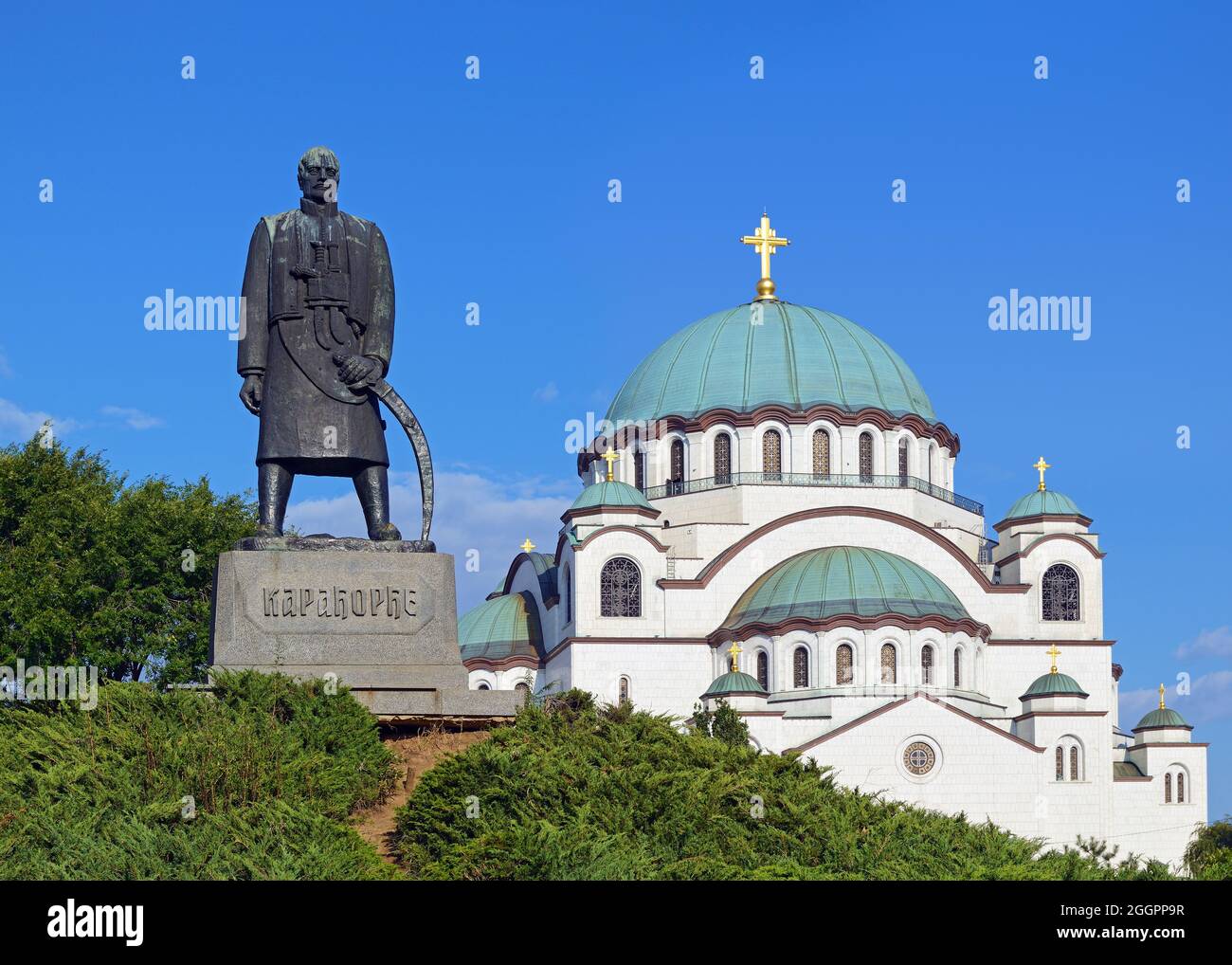 Karadjordje-Denkmal mit der Kirche des Heiligen Sava im Hintergrund, Karadjordjev-Park, Belgrad, Serbien Stockfoto