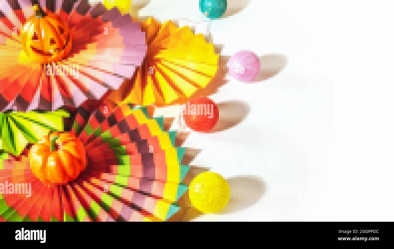 Pixel, halloween horizontales Banner mit bunten Papierventilatoren, dekorativem Kürbis, Aufhellung und Jack o'Laterne auf weißem Hintergrund mit Platz für te Stockfoto