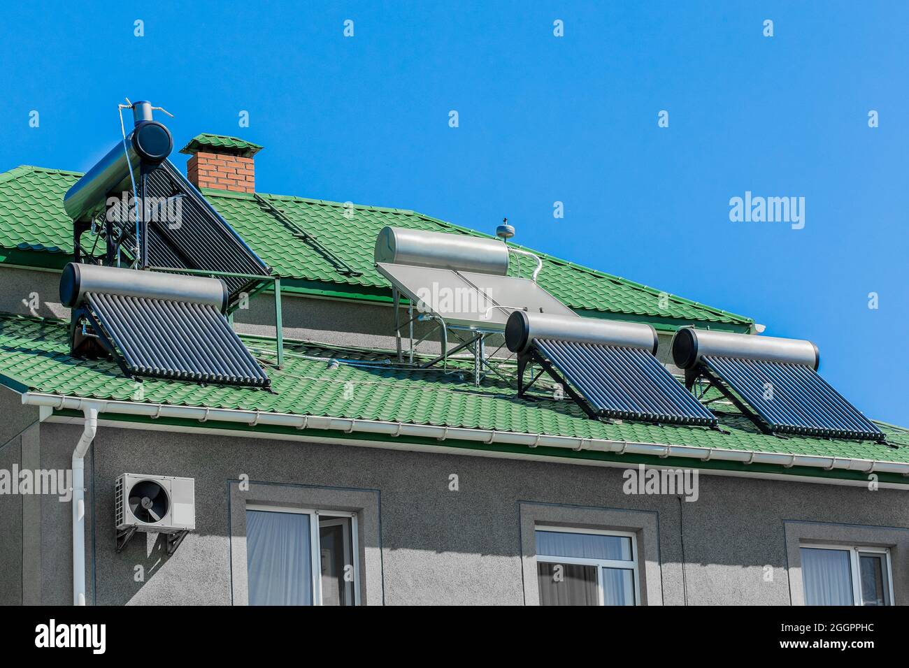 Thermische Solarheizung Paneele alternative Energiequelle auf dem Dach des  Hauses vor dem Hintergrund des blauen Himmels Stockfotografie - Alamy