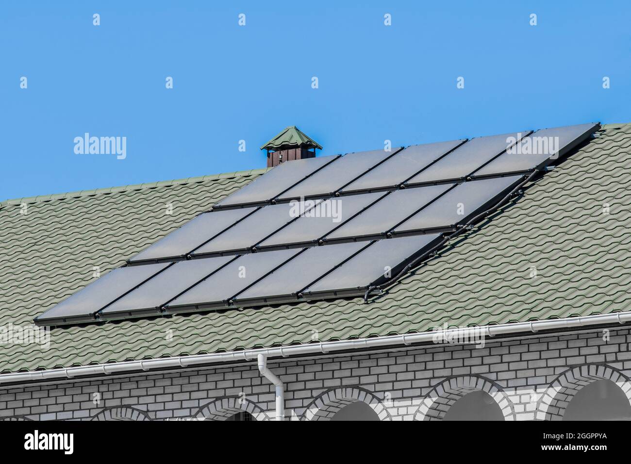 Thermische Solarzellen alternative Technologien der Wasserheizung auf dem Dach des Hotels gegen den blauen Himmel im Freien. Stockfoto