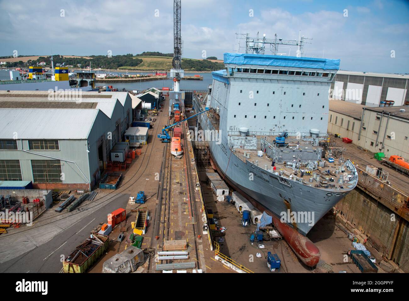 Falmouth, Cornwall, England, Großbritannien. 2021. Das RFA-Schiff Cardigan Bay im Trockendock wird einer Umrüstung unterzogen. Auftragnehmer, die das Schiff neu lackieren. Stockfoto