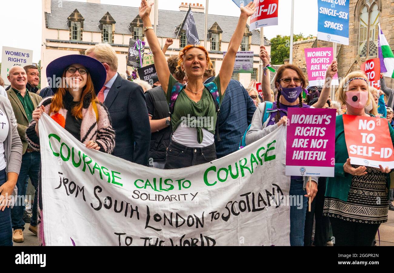 Edinburgh, Schottland, Großbritannien. 2. September 2021. Demonstration zur Unterstützung der Frauenrechte vor dem schottischen Parlament in Holyrood in Edinburgh heute. Die Demonstranten glauben, dass die Definition einer Frau durch das Gesetz der schottischen Regierung bedroht ist, das Transfrauen die gleichen Rechte wie Frauen geben würde. Der Slogan Women Won’t Wheesht wurde angenommen, um ihre Bewegung zu fördern. Eine Gegendemonstration wurde auch von Befürwortern der Rechte von trans people abgehalten. Zwischen beiden Gruppen wurden Beleidigungen ausgetauscht. Iain Masterton/Alamy Live News. Stockfoto