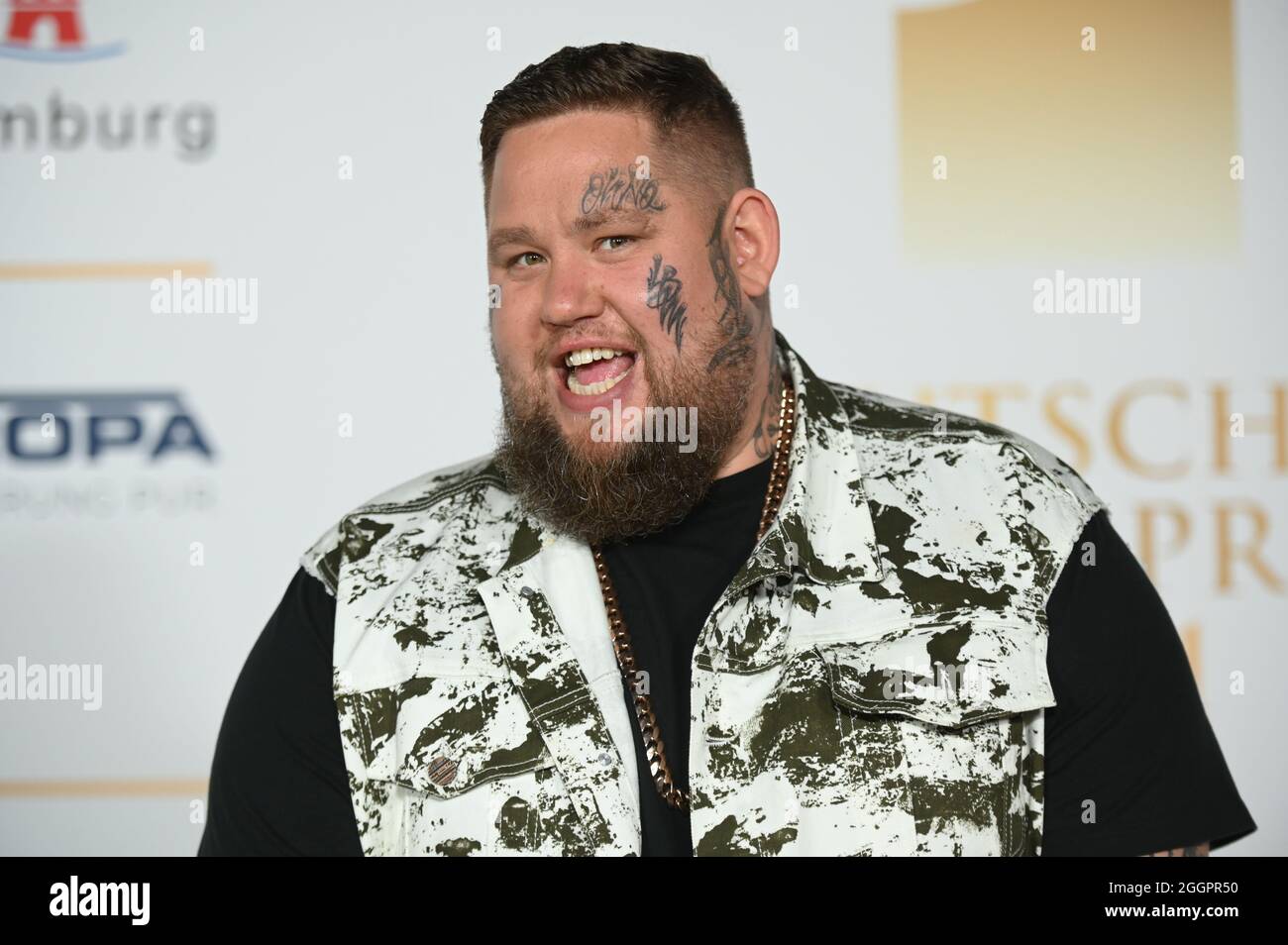 Hamburg, Deutschland. September 2021. RAG n Bone man, Musiker, läuft auf dem roten Teppich bei den Deutschen Radiopreise 2021. Der Preis des Deutschen Rundfunks wird in zehn Kategorien vergeben. Es ist nicht ausgestattet. Quelle: Daniel Reinhardt/dpa/Alamy Live News Stockfoto