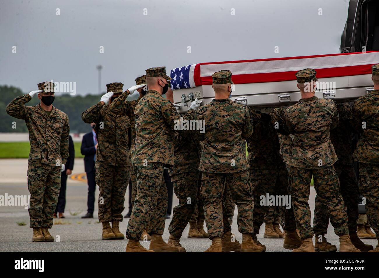 Marines with Alpha Company, Marine Barracks Washington, hatte die feierliche und ehrenwerte Pflicht, als würdiges Transfer-Team für die gefallenen Marines auf der Dover Air Force Base, Delaware, zu dienen. Wir bitten euch, diese Marineinfanteristen, Dienstmitglieder und Familien in euren Gedanken und Gebeten zu behalten. Semper Fidelis. Wir werden uns immer an die folgenden Dienstmitglieder erinnern, die am 26. August in Kabul, Afghanistan, das ultimative Opfer darbrachten: Staff Sgt. Ryan C. Knauss, 23, USA; Staff Sgt. Darin T. Hoover, 31, USMC; Sgt. Nicole L. Gee, 23, USMC; Sgt. Johanny Rosario Pichardo 25, USMC; CPL. Humberto A. Sanchez, 22, Stockfoto