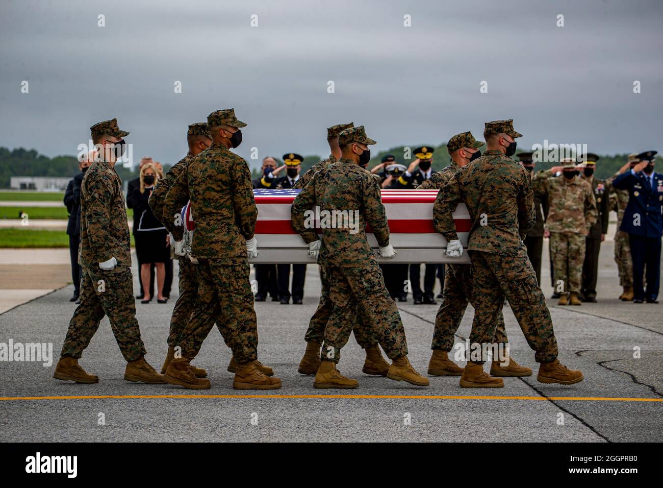 Marines with Alpha Company, Marine Barracks Washington, hatte die feierliche und ehrenwerte Pflicht, als würdiges Transfer-Team für die gefallenen Marines auf der Dover Air Force Base, Delaware, zu dienen. Wir bitten euch, diese Marineinfanteristen, Dienstmitglieder und Familien in euren Gedanken und Gebeten zu behalten. Semper Fidelis. Wir werden uns immer an die folgenden Dienstmitglieder erinnern, die am 26. August in Kabul, Afghanistan, das ultimative Opfer darbrachten: Staff Sgt. Ryan C. Knauss, 23, USA; Staff Sgt. Darin T. Hoover, 31, USMC; Sgt. Nicole L. Gee, 23, USMC; Sgt. Johanny Rosario Pichardo 25, USMC; CPL. Humberto A. Sanchez, 22, Stockfoto