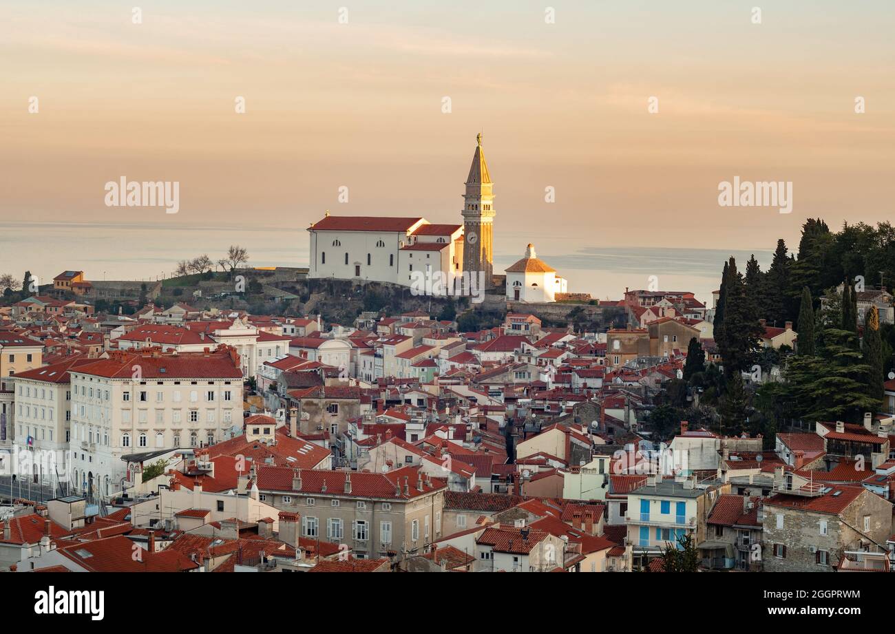 Pfarrkirche St. Georges in der Küstenstadt Piran, Slowenien Stockfoto