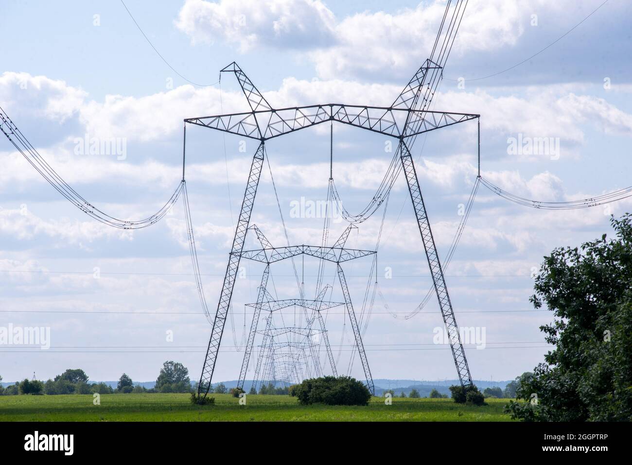 Ein Blick auf Stromleitungen, elektrische Kraftübertragungen in einem Feld in der Westukraine.Premierminister der Ukraine, Denis Shmygal, kündigte an, dass ab dem 1. Oktober, Die Stromkosten für 80 % der Bevölkerung werden sinken, nachdem das Ministerkabinett eine Resolution verabschiedet hat, die den Stromtarif auf 1.44 UAH pro Kilowatt/Stunde reduziert, wenn die Haushalte weniger als 250 Kilowatt/Stunden pro Monat verbrauchen. Gleichzeitig, wenn der Haushalt mehr als diese Norm verbraucht, dann muss der gesamte verbrauchte Strom zum vollen Preis bezahlt werden - UAH 1.68 pro kWh. Stockfoto