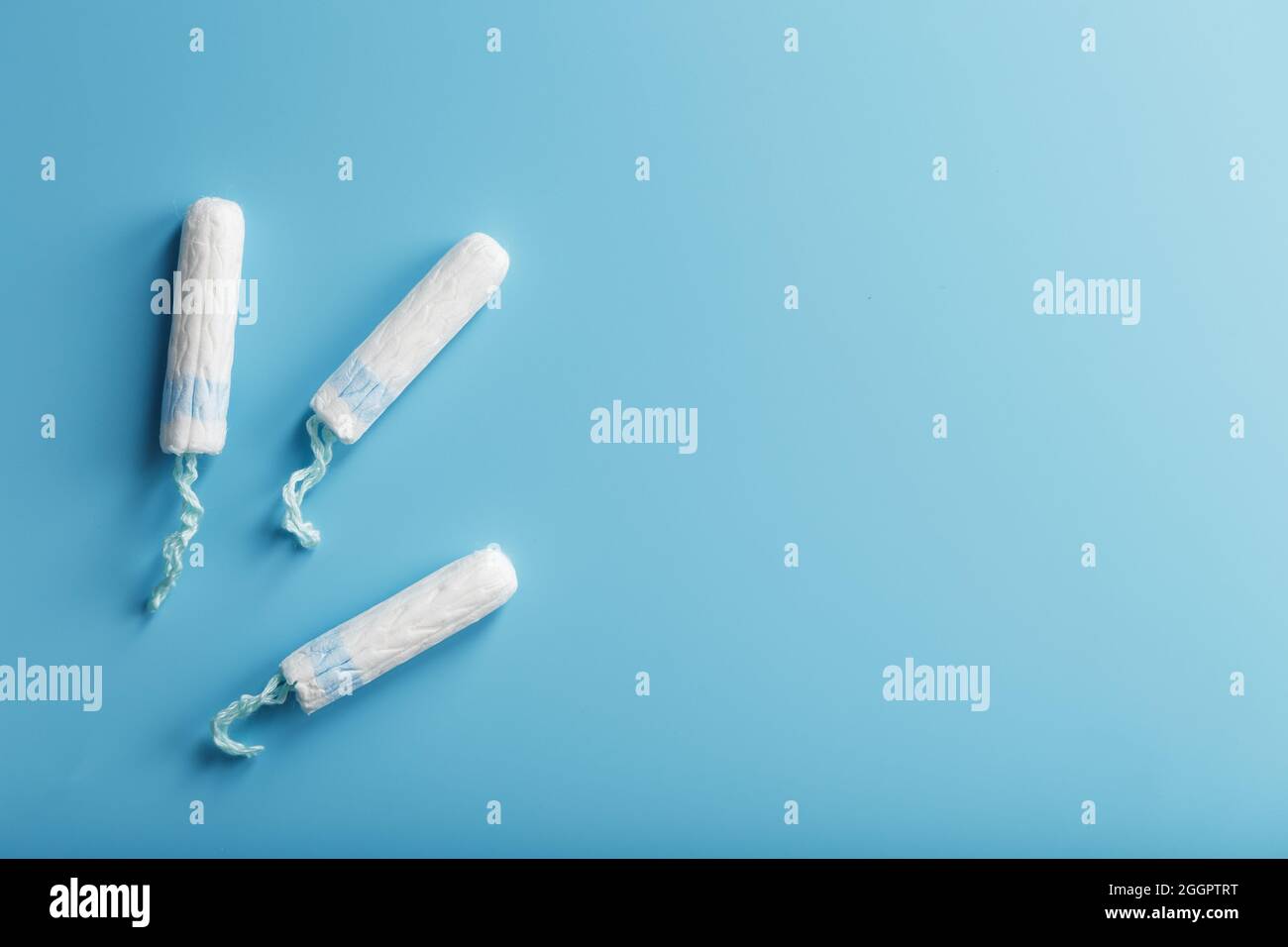 Gynäkologische Tampons auf blauem Hintergrund, Draufsicht, freier Platz Stockfoto