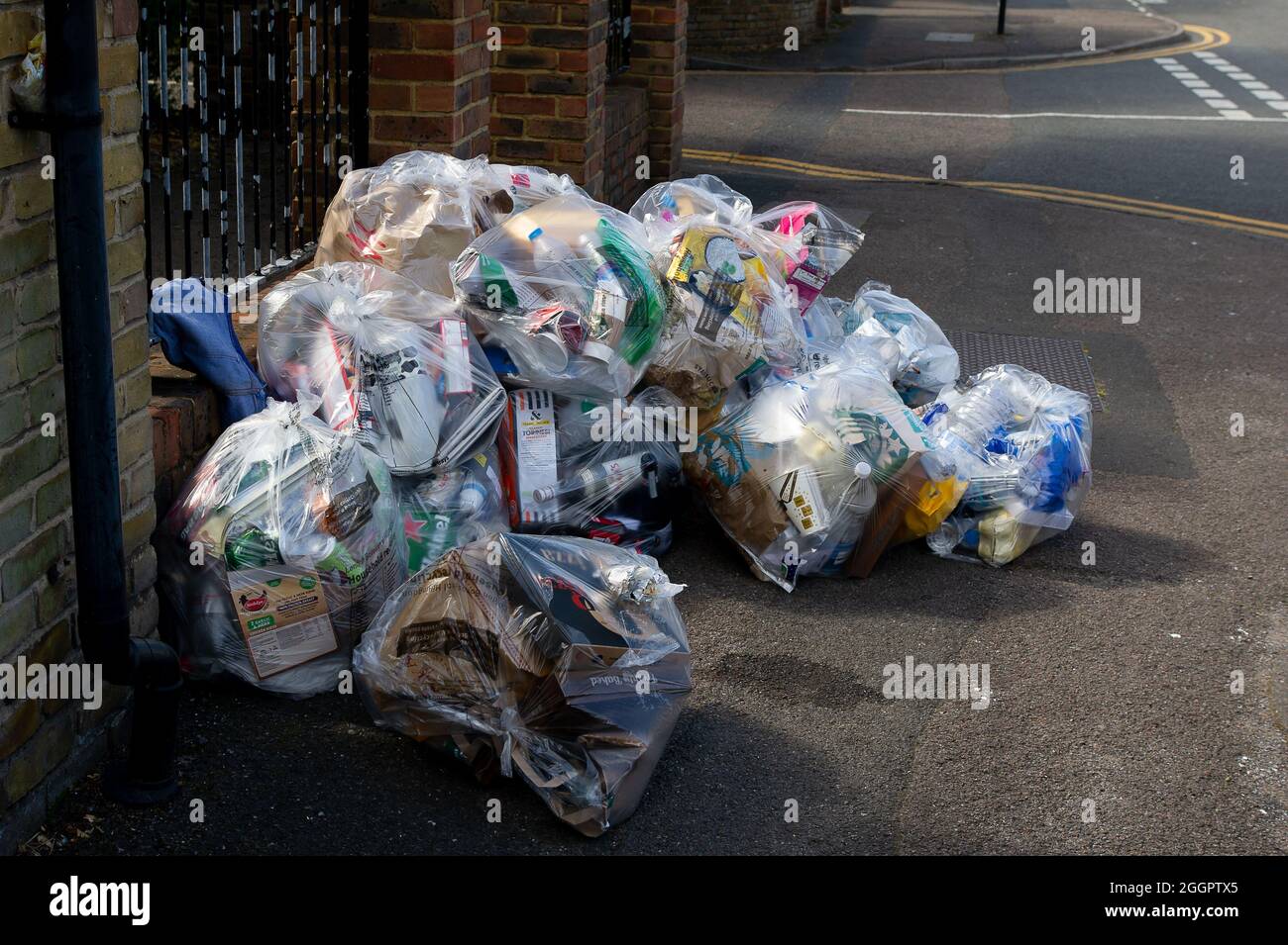 Uxbridge, London Borough of Hillingdon, Großbritannien. September 2021. Müll in Plastiktüten wartet in Uxbridge auf die Abholung. Einige Räte verzögern aufgrund von Abwesenheiten des Covid-19-Personals in der Selbstisolierung immer noch die Sammlung von Haushaltsabfällen. Quelle: Maureen McLean/Alamy Stockfoto