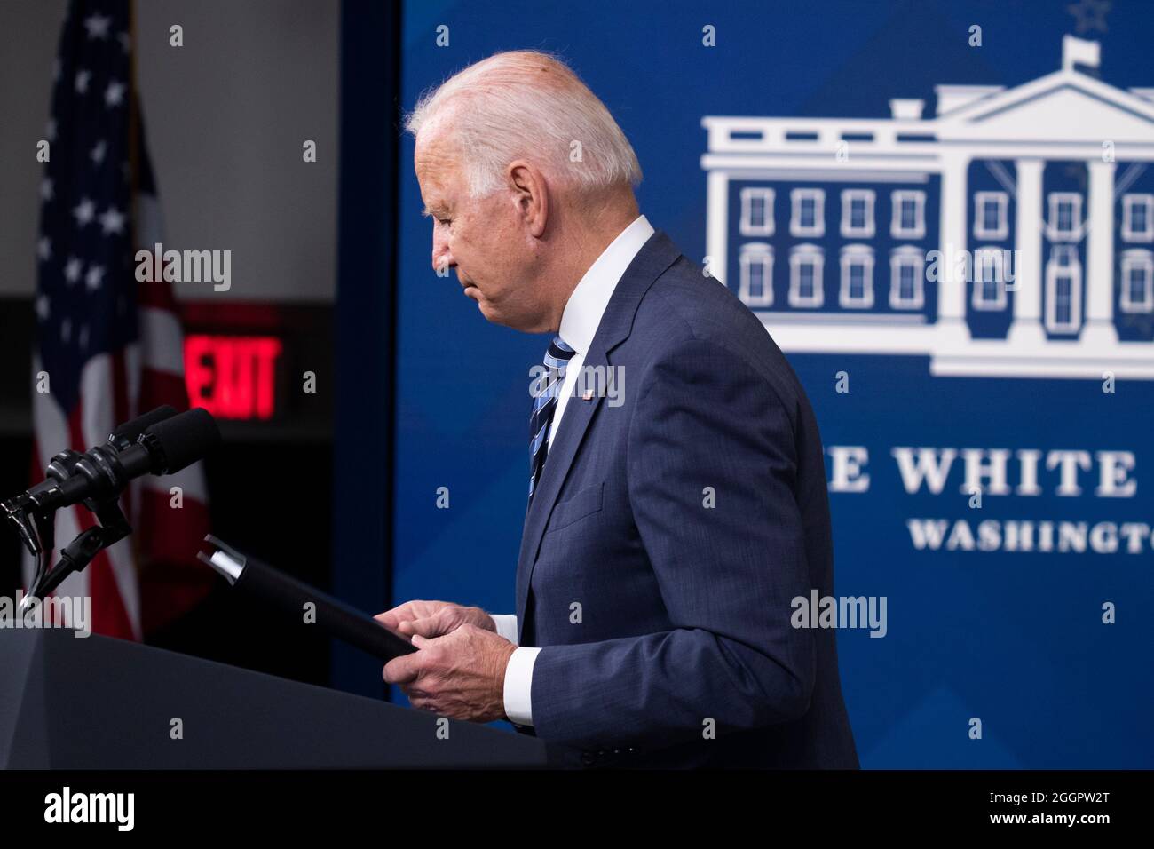 US-Präsident Joe Biden hält am 2. September 2021 eine Stellungnahme zum US-Präsidenten Ida ab. Quelle: Michael Reynolds/Pool via CNP/MediaPunch Stockfoto
