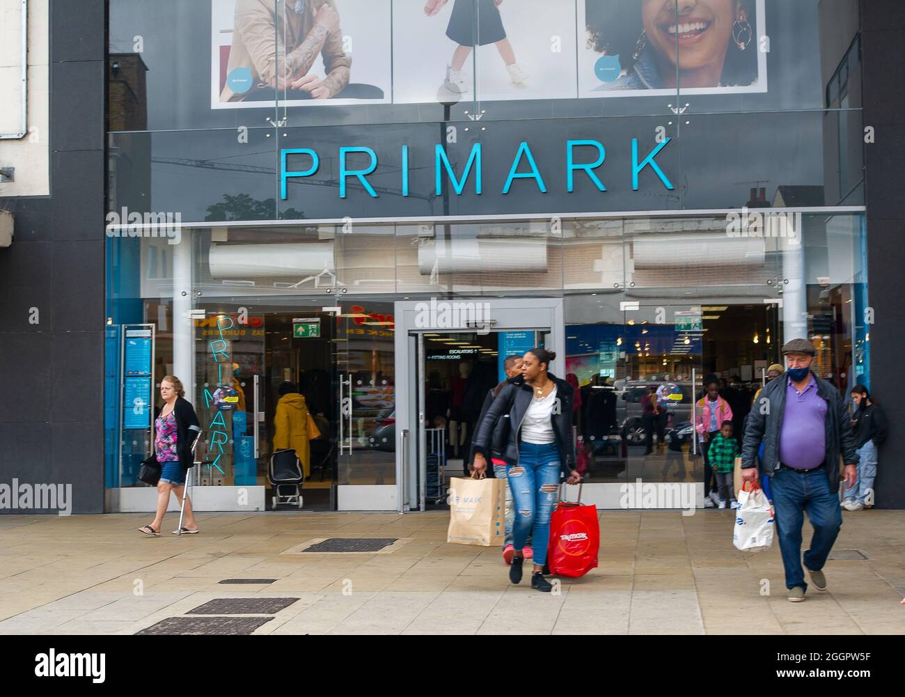 Uxbridge, London Borough of Hillingdon, Großbritannien. September 2021.  Einkäufer vor dem Primark-Laden in Uxbridge. Quelle: Maureen McLean/Alamy  Stockfotografie - Alamy
