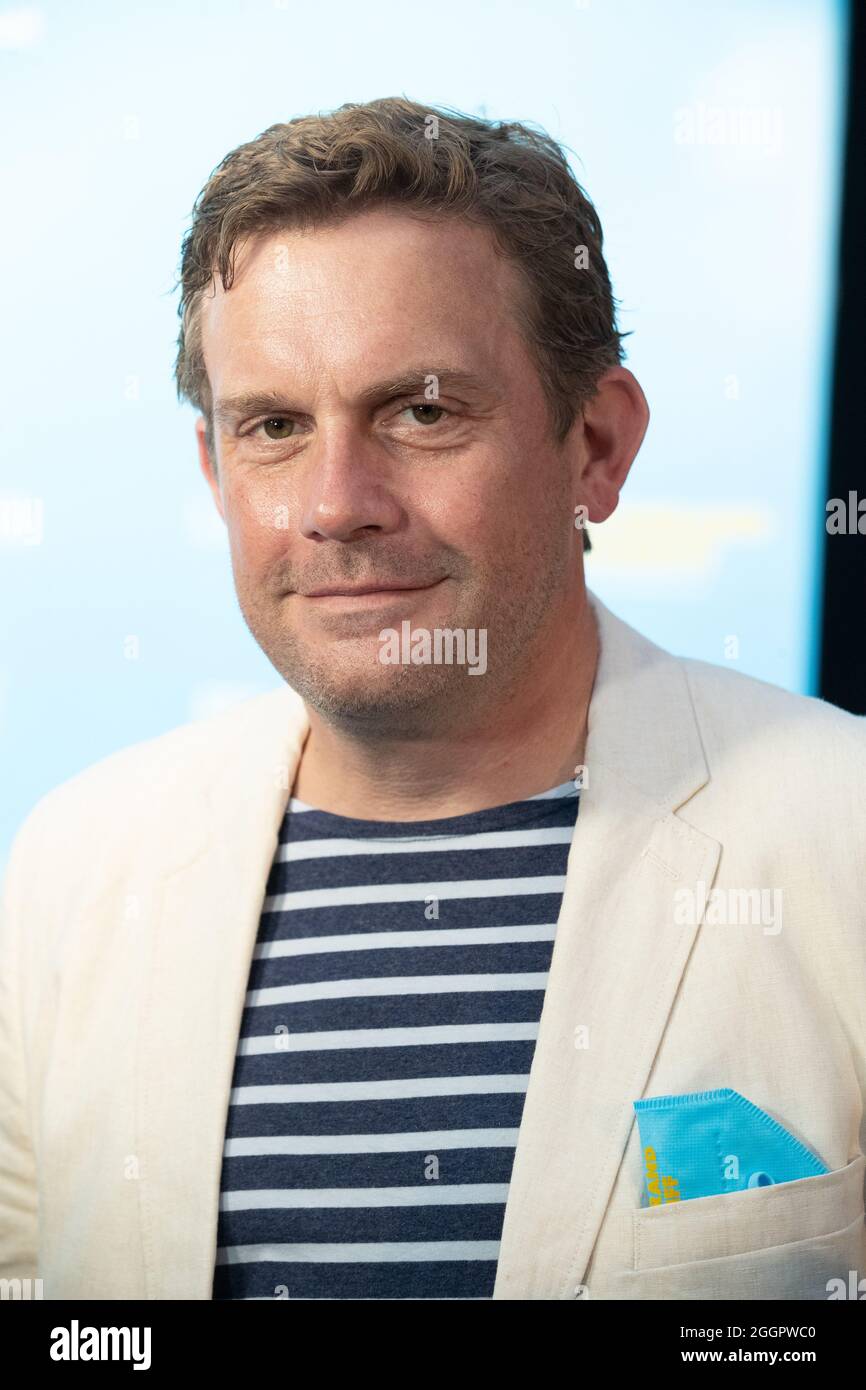 Sebastian Bezzel bei der Premiere des Kinofilms Beckenrand Sherifff am 1. September 2021 im Münchner Arri Kino. * Sebastian Bezzel bei der Premiere des Films Beckenrand Sheriff ( Pool Edge Sheriff ) am 1. September 2021 im Arri-Kino in München. (Foto: Alexander Pohl/Sipa USA) Quelle: SIPA USA/Alamy Live News Stockfoto